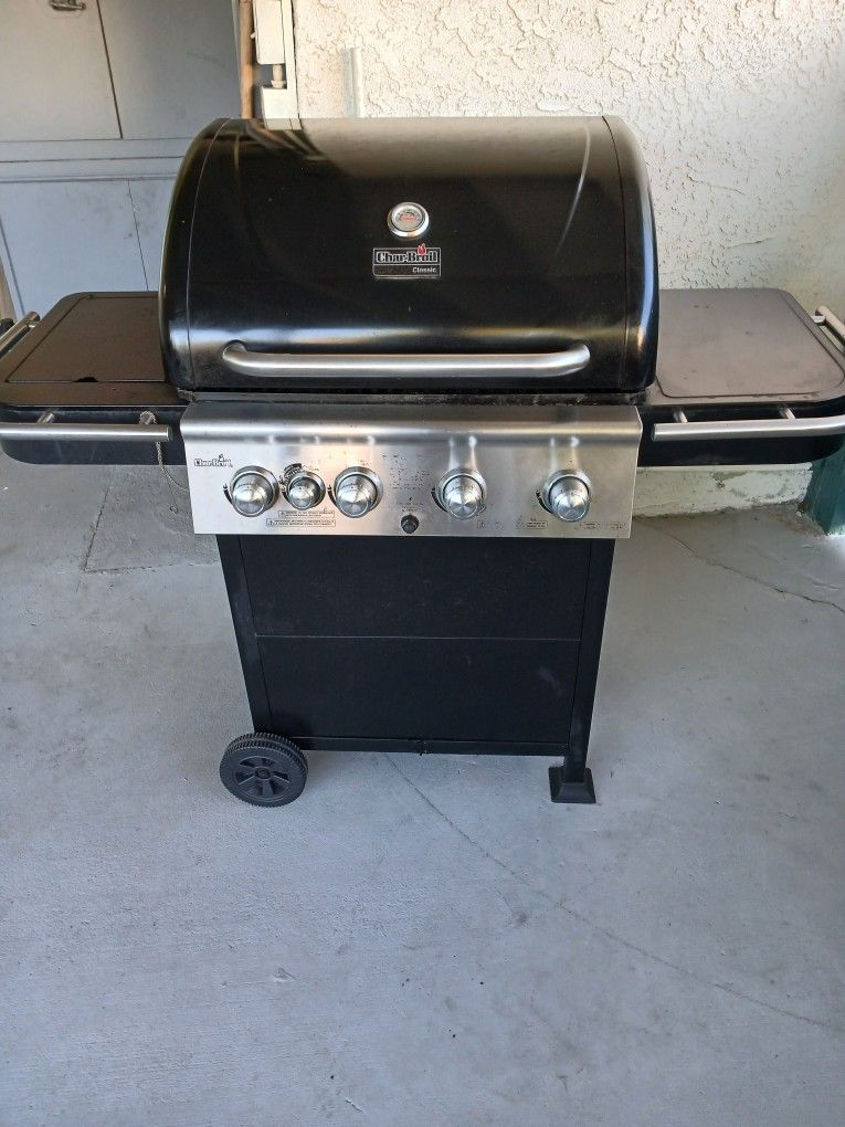 bbq grill by CHARBROIL 5 Burners Super Clean
