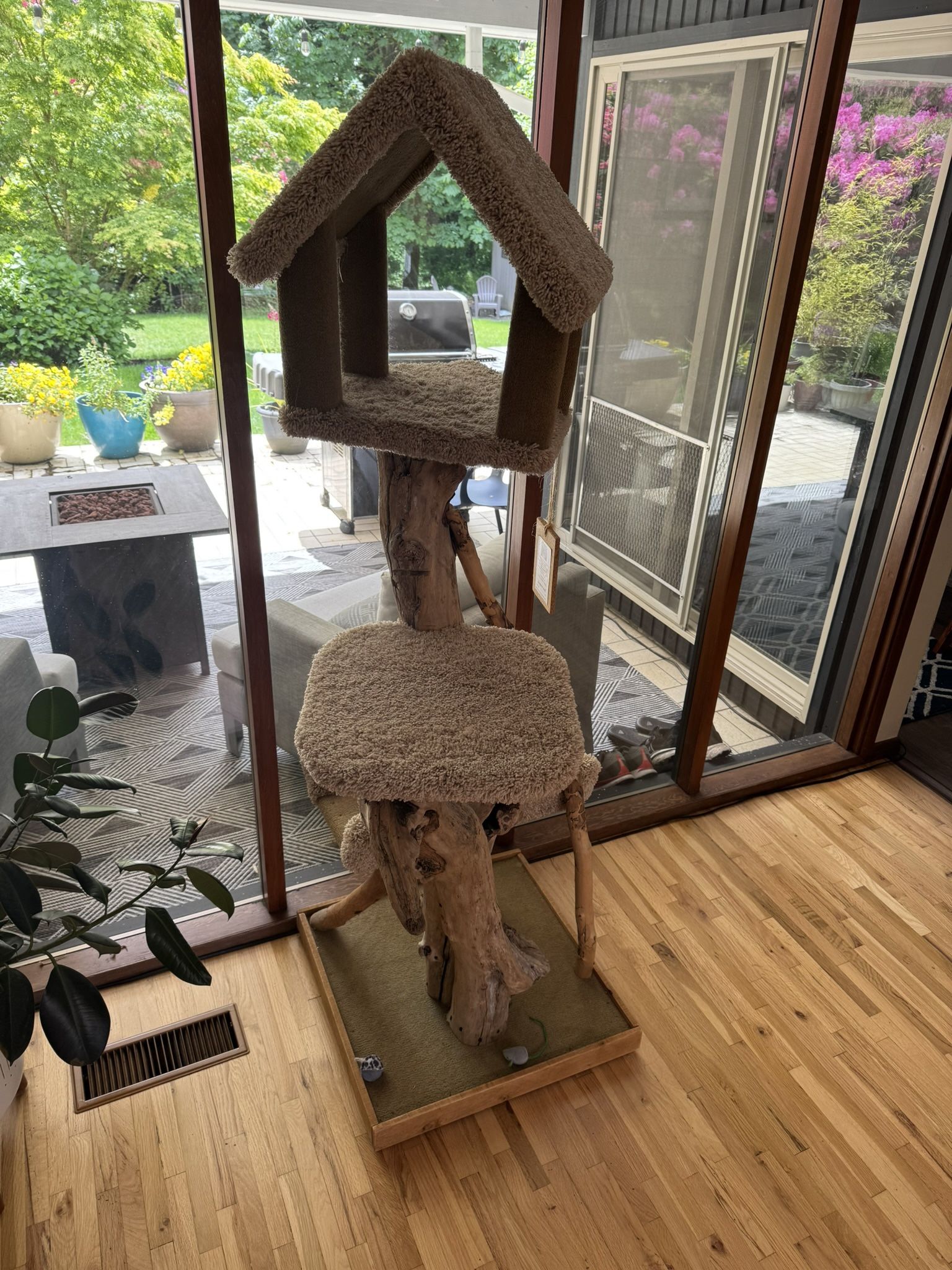 Scratch Sniff Penthouse Driftwood Cat Tree