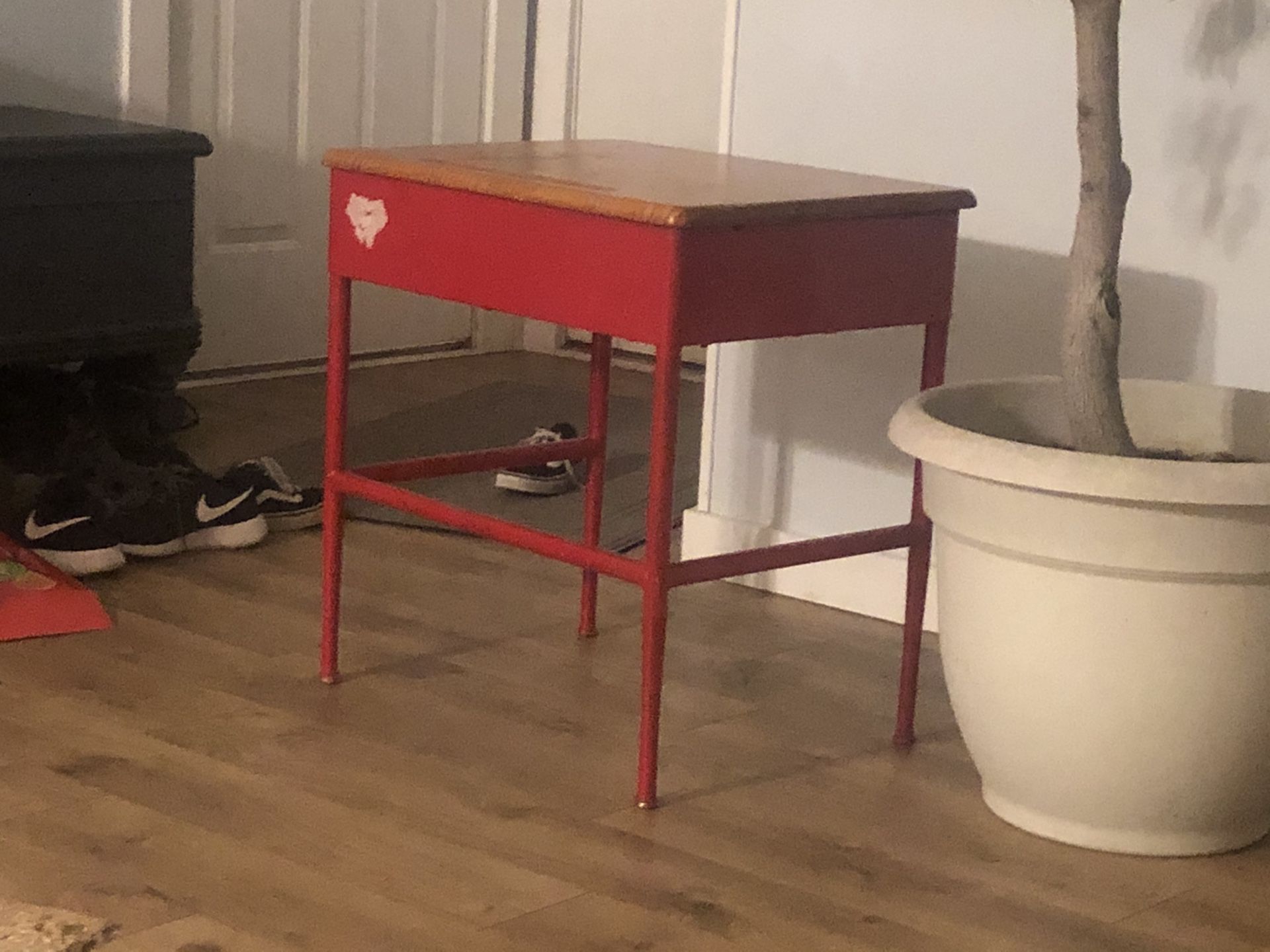 Kids desk and chairs