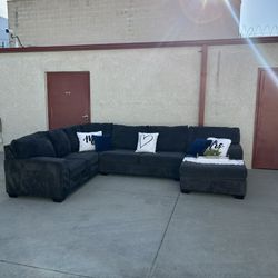 Balisnoe Sectional Couch! (FREE DELIVERY 🚚)