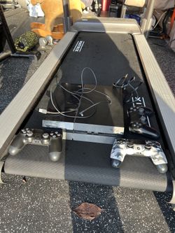 Ps4 with 3  controllers