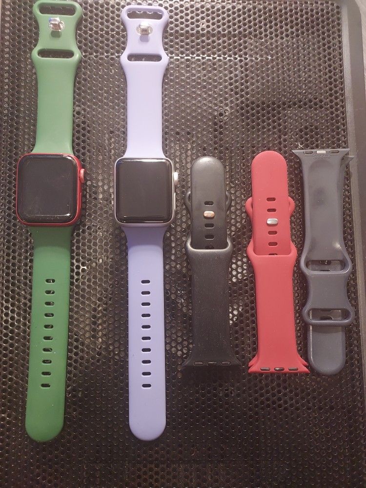 2 Apple Watches Series 3