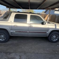 2005 Avalanche TROKA DE TRABAJO.  NADA DE LUJOS TITULO LIMPIO 200 motor y trasmission buenos Buen aire.  $$$3500 cash