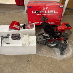 Milwaukee M18 FUEL 18V Lithium-Ion Brushless Cordless 7-1/4 in. Dual Bevel Sliding Compound Miter Saw Kit w/One 5.0Ah Battery