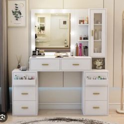 Lucury Vanity LED Lighted Almost New