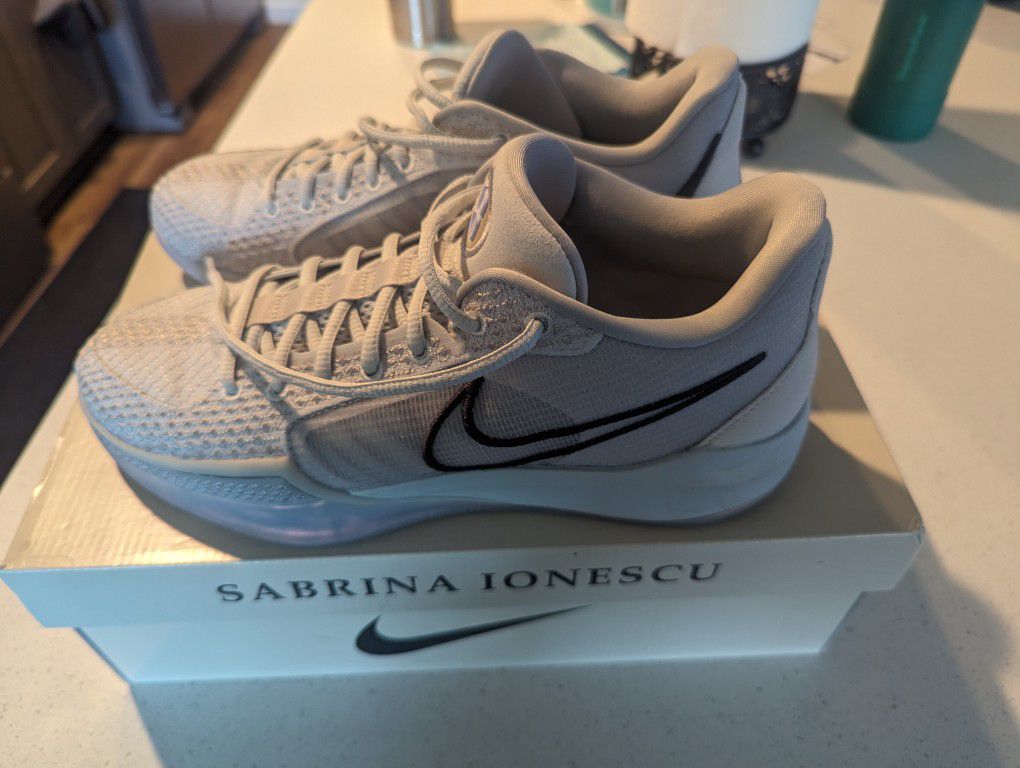 Sabrina Nike shoes Like NEW Women's 9.5
