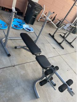 Very nice weight bench with rack can put at different heights