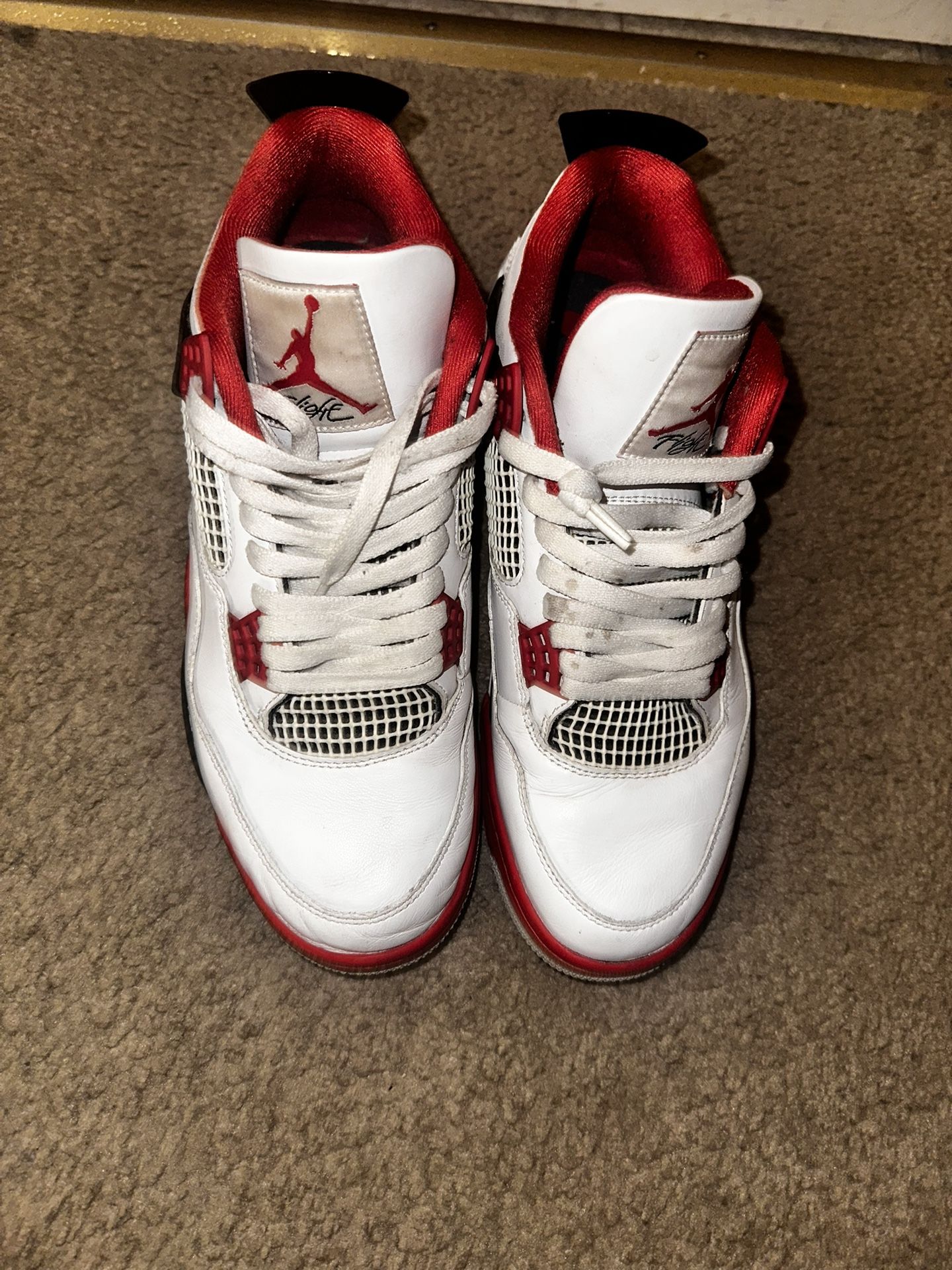 Jordan 4 fire red Size 11