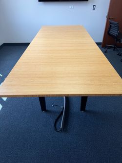 UPLIFT Desk