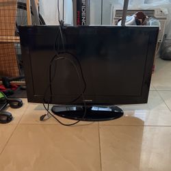 Tv With Antenna  31” And Remote Control