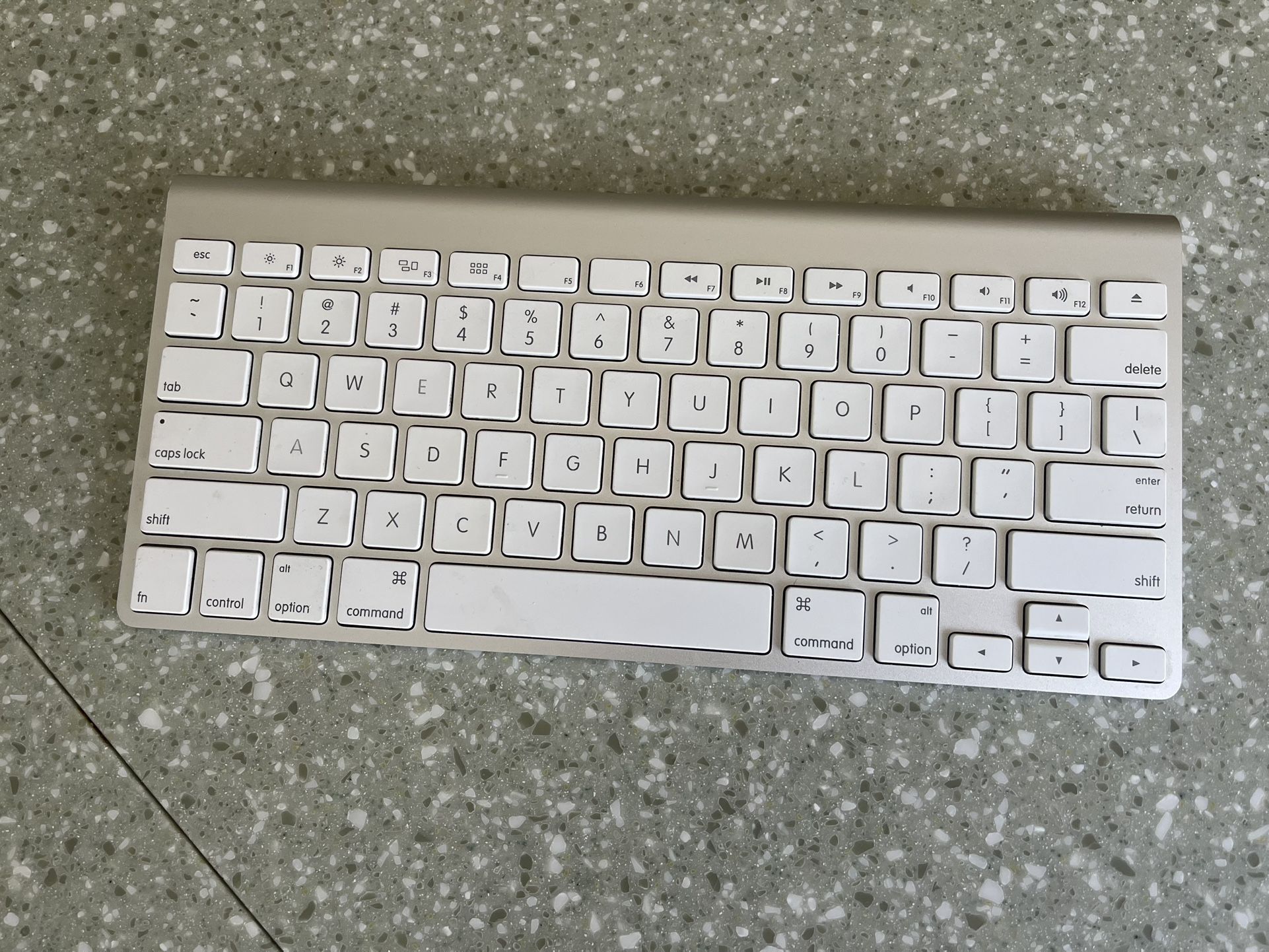  Apple Magic Keyboard Perfect Condition takes 2xAA Batteries