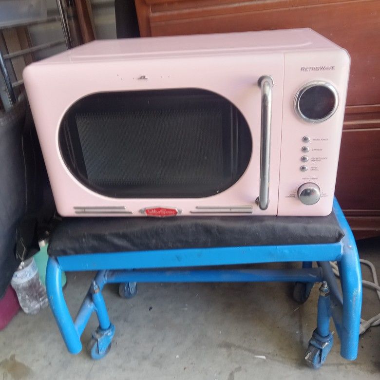 Very Cool Old Microwave
