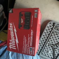Milwaukee M18 Vacuum 