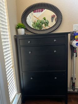 Shoe cabinet