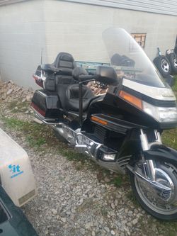 1993 Honda Gold Wing 1500 cc runs needs a relay but can push strat it will trade let me no what you got