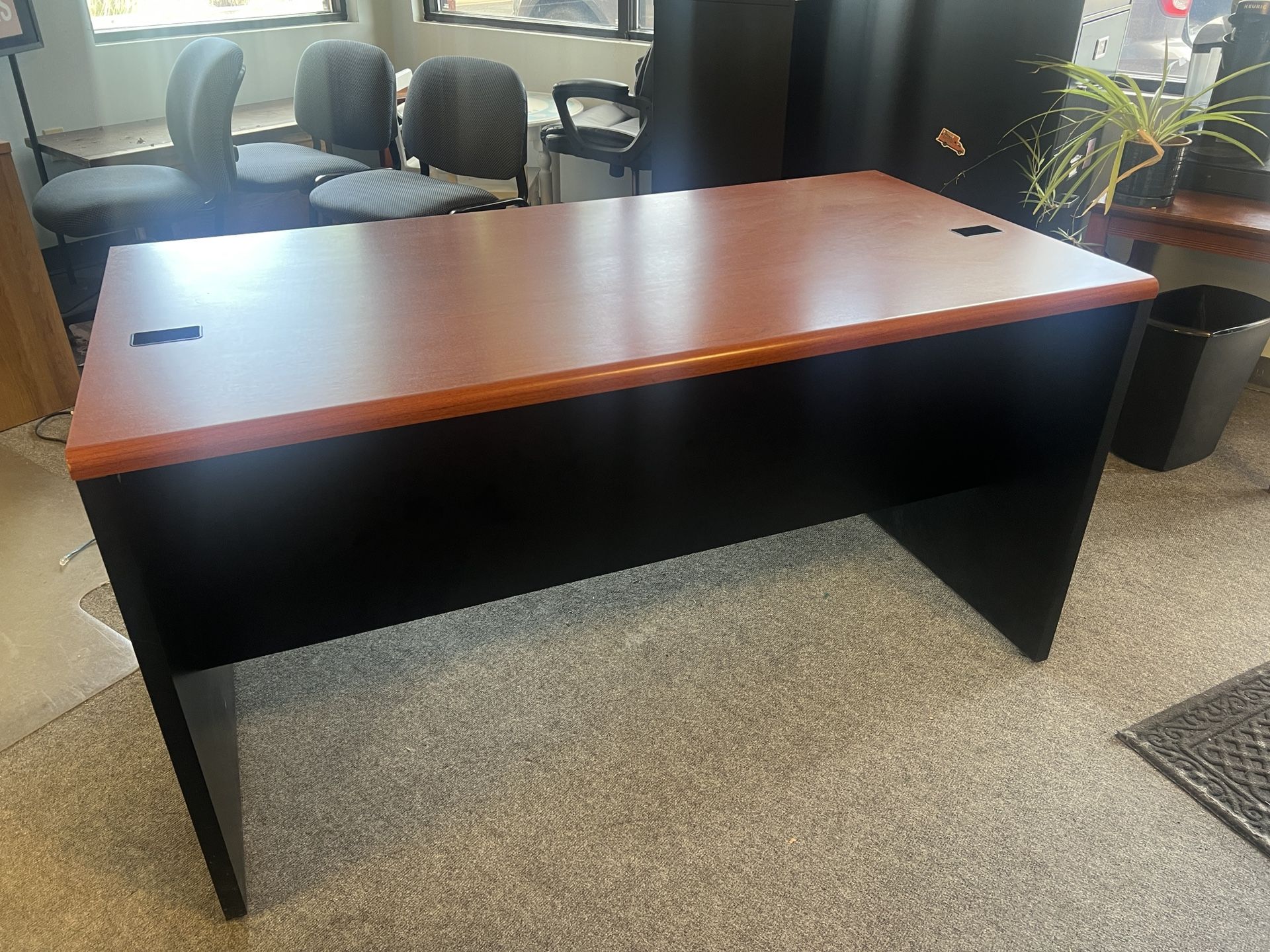 Desk. 57Lx30Dx30H