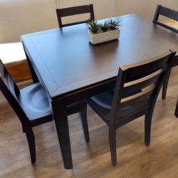Beautiful 5 Pc Solid Dining Set With 4  Chairs 