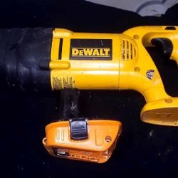 Dewalt Sawsaw With Battery Converter To Use Old And New Batteries
