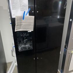 Whirlpool 21.4-cu ft Side-by-Side Refrigerator with Ice Maker (black)