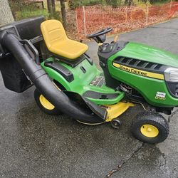 John Deere D120 Hydrostatic 42" Cut Riding Lawn Mower w Full Bagger