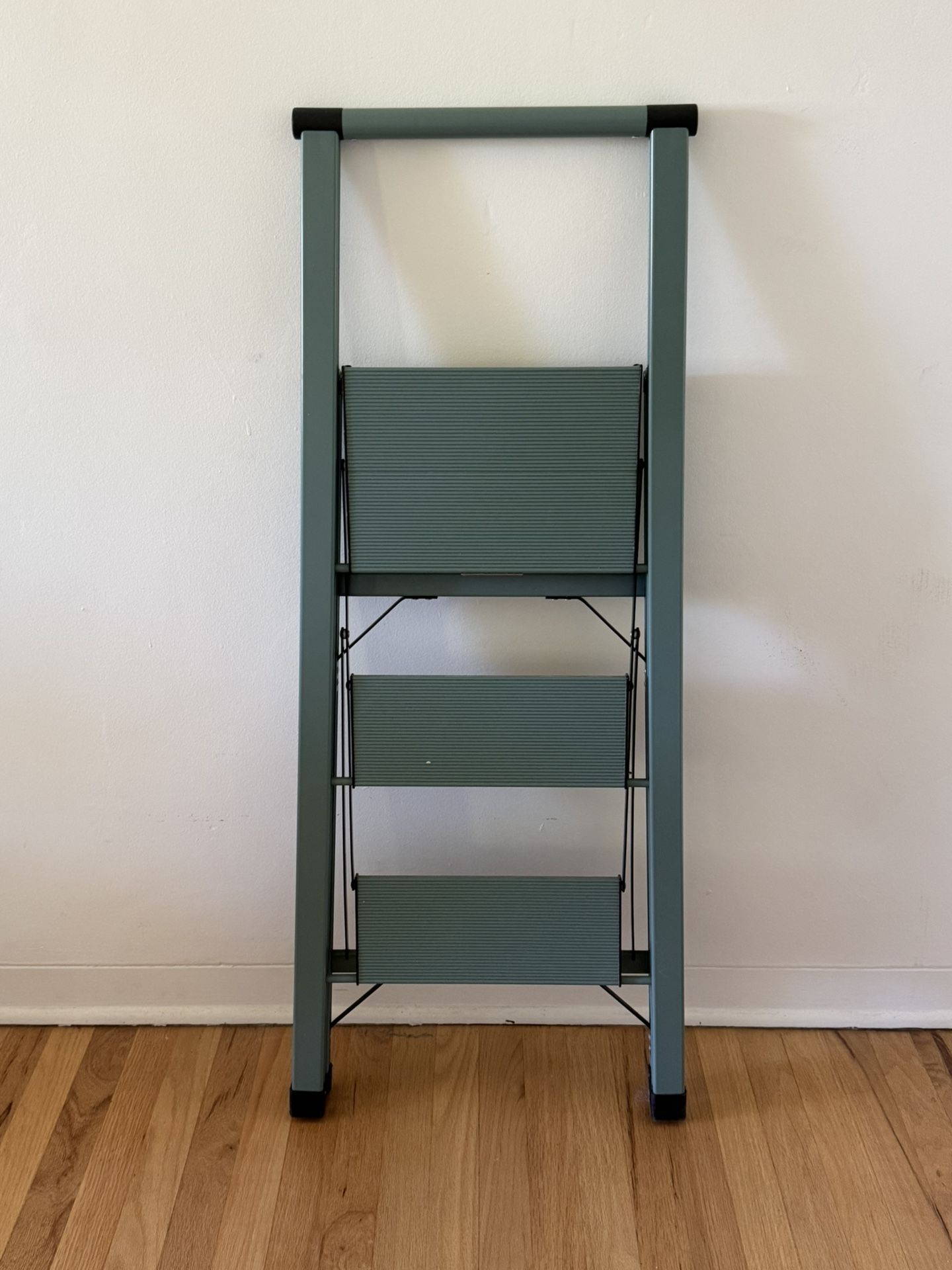Frontgate 3 Step Ladder 