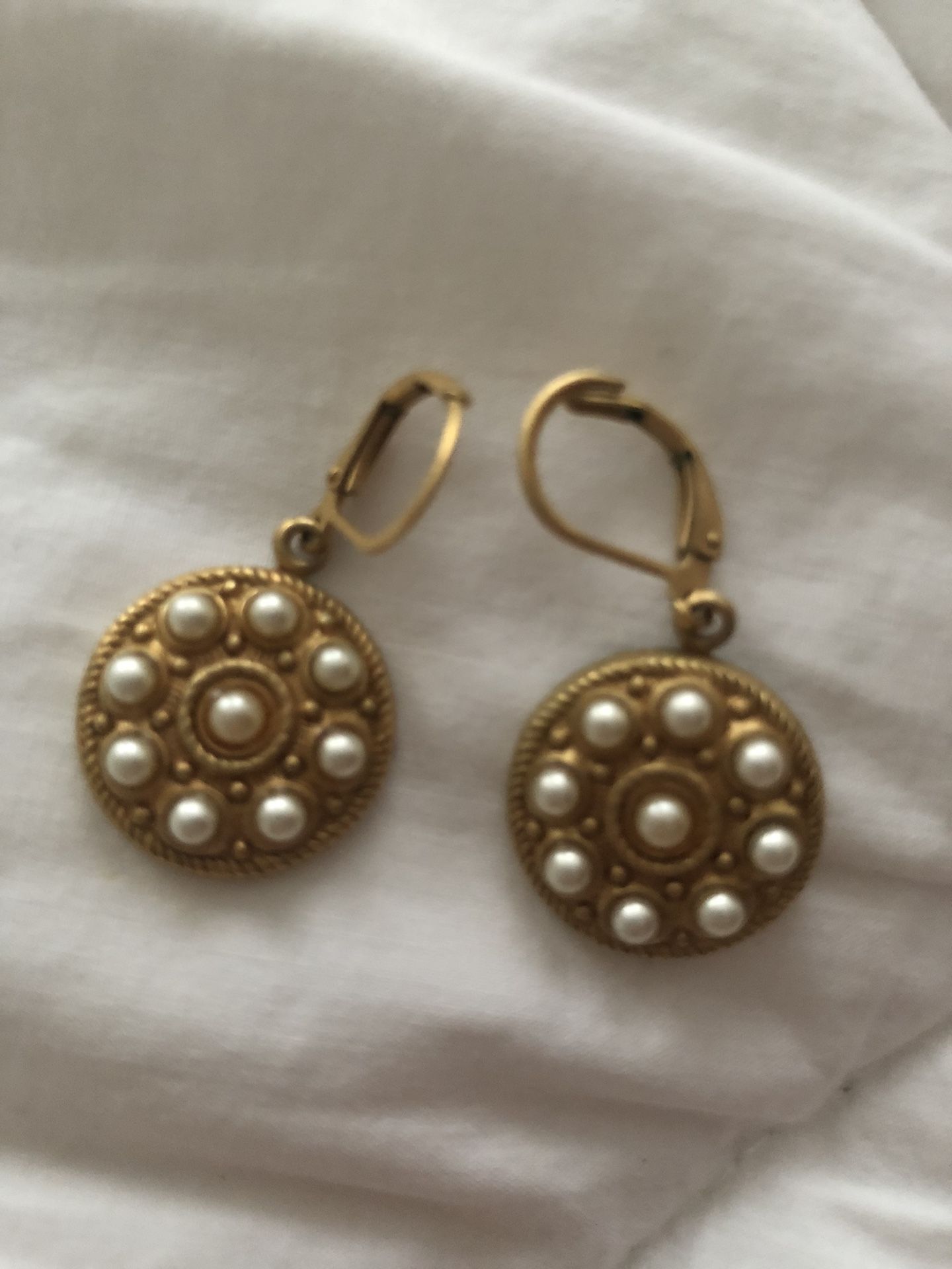 Gold Pearl-Style Dangle Earrings – Vintage Look