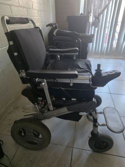 Folding electric wheelchair