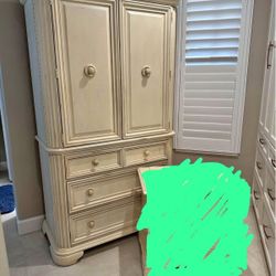 Furniture/Dresser 