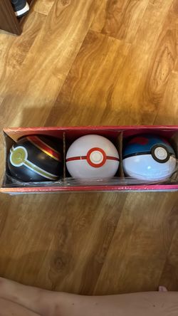 Pokémon Poke Ball Tins with Eevee Coin