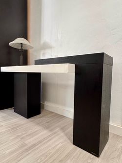 Mesa blanca y negra con lámpara