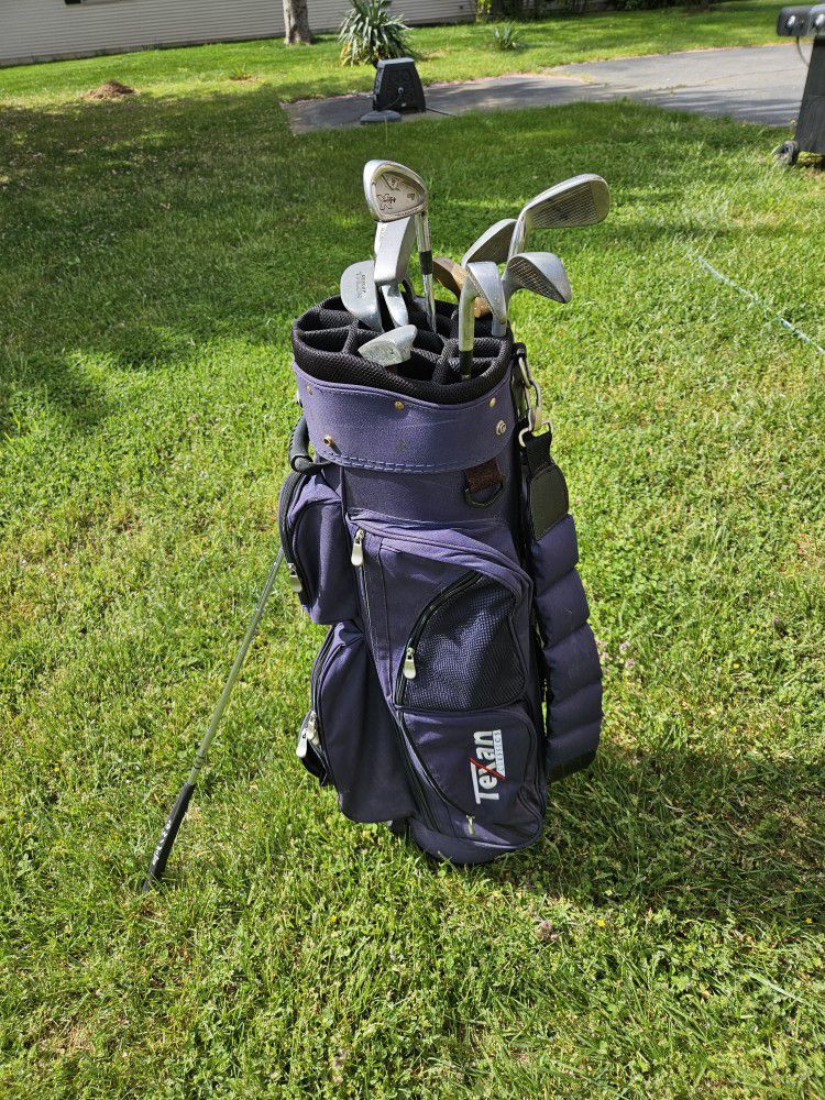 Golf bag with a set off clubs
