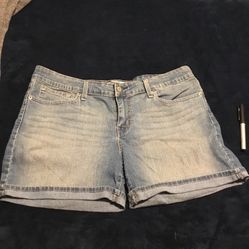 1 Pair Women’s Sz 12 Signature Levi Strauss & Company Denim Shorts