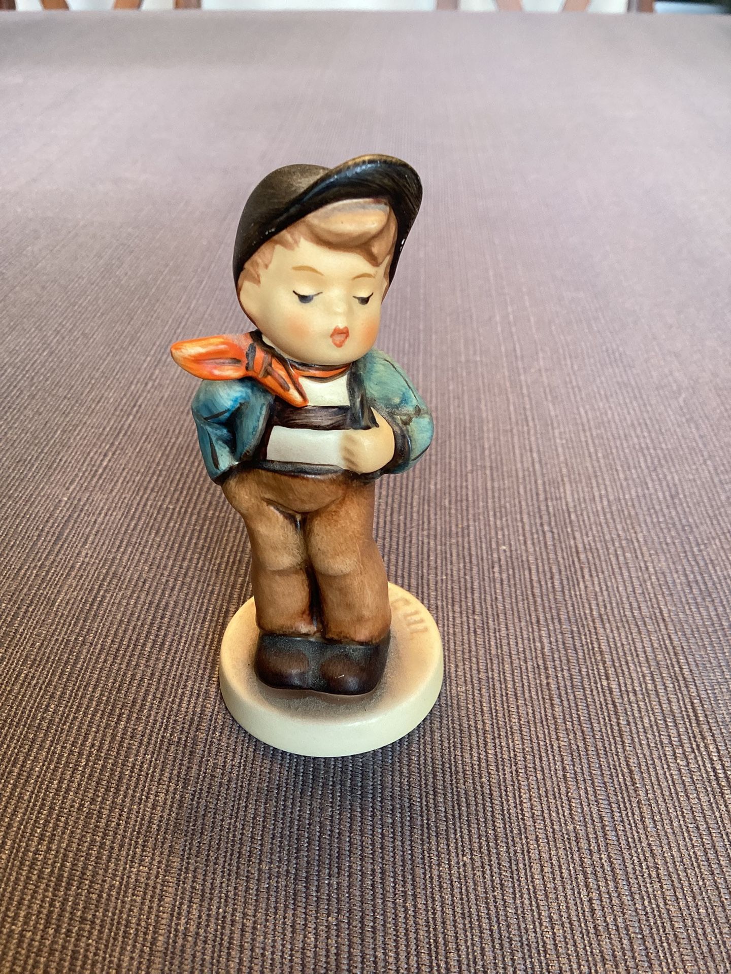 Vintage Original M.I. Hummel Porcelain Figurine, like new, Lucky Fellow 1989  #560