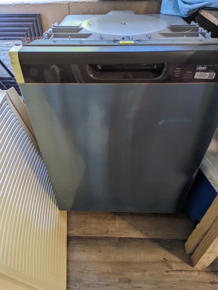 GE  Dishwasher with Front Controls
