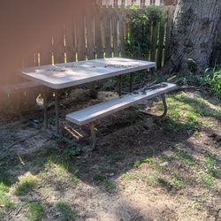 Free picnic bench