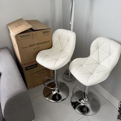 4 bar stools / 4 sillas de bar