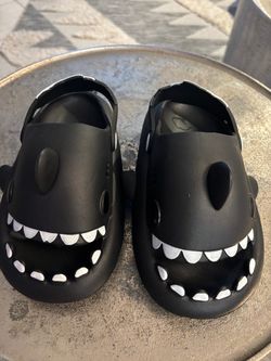 Kid’s shark slides slippers