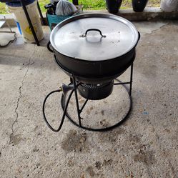Cajun Classic Cast iron pot with burner