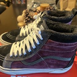 Vans Sk8-Hi Stylish and comfortable! Black and burgundy suede with cozy faux fur lining size 11.5