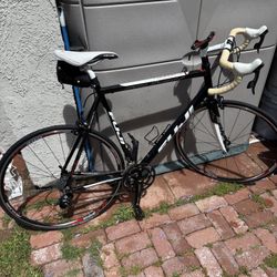 Fuji Road Bike Roubaix 1.0 . Size 61 Cm .