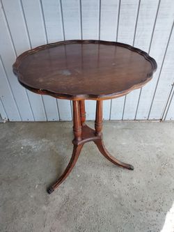 Vintage 1950's Mersman pie crust table 26" tall and  22" in diameter.