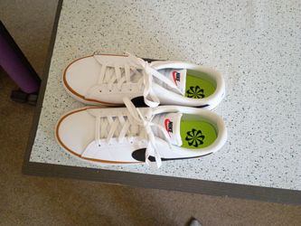 NEW Women's Nike Court Legacy Next Nature Size 10
