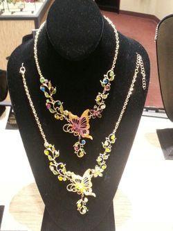 Really beautiful and antique necklace set