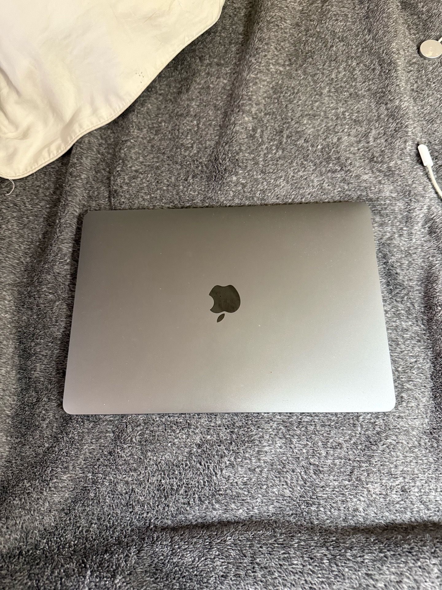 Late 2022 13’ MacBook Pro M2 Chip w/ New Magic Mouse Like New 10/10