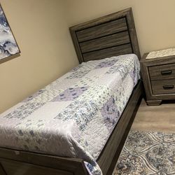 2 Twins Beds With Side Table 