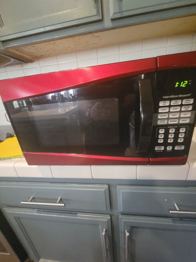 Hamilton Beach Red Microwave – 0.9 cu. ft., 900W