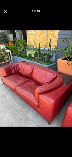 Made by  Natuzzi Italian, leather, beautiful loveseat