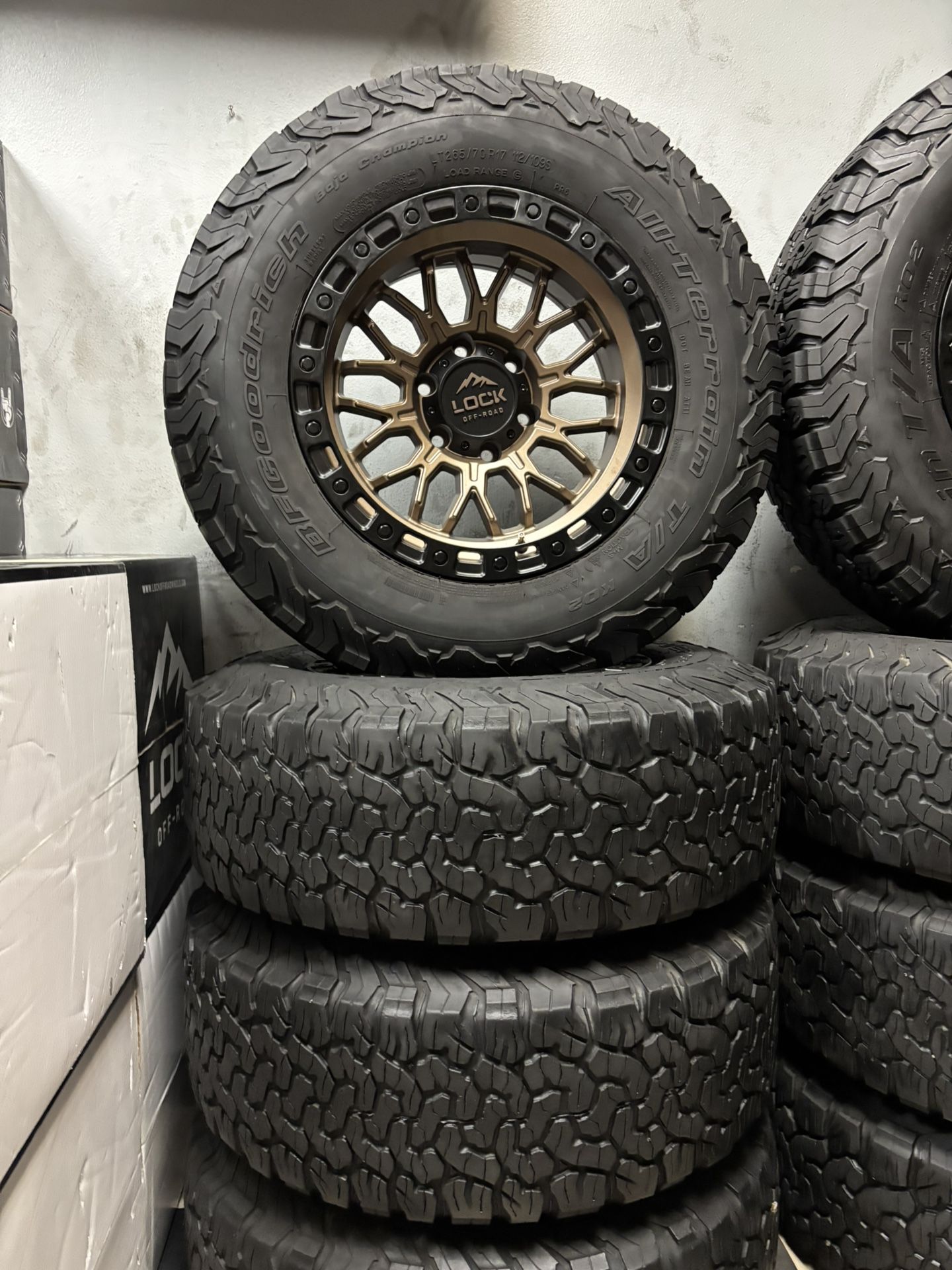 Bendo Un Set De Rines Nuevos Con Llantas Usadas Para Toyota Tacoma Chevy Silverado