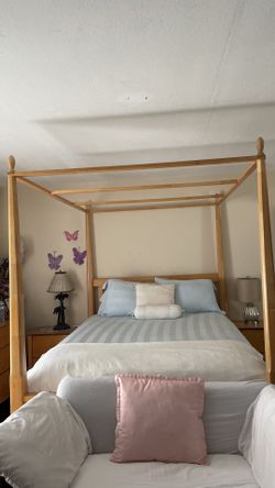 Queen Size Bed Frame . Cama Y 2 buros Madera sólida En Muy Buenas Condiciones. No Colchones””