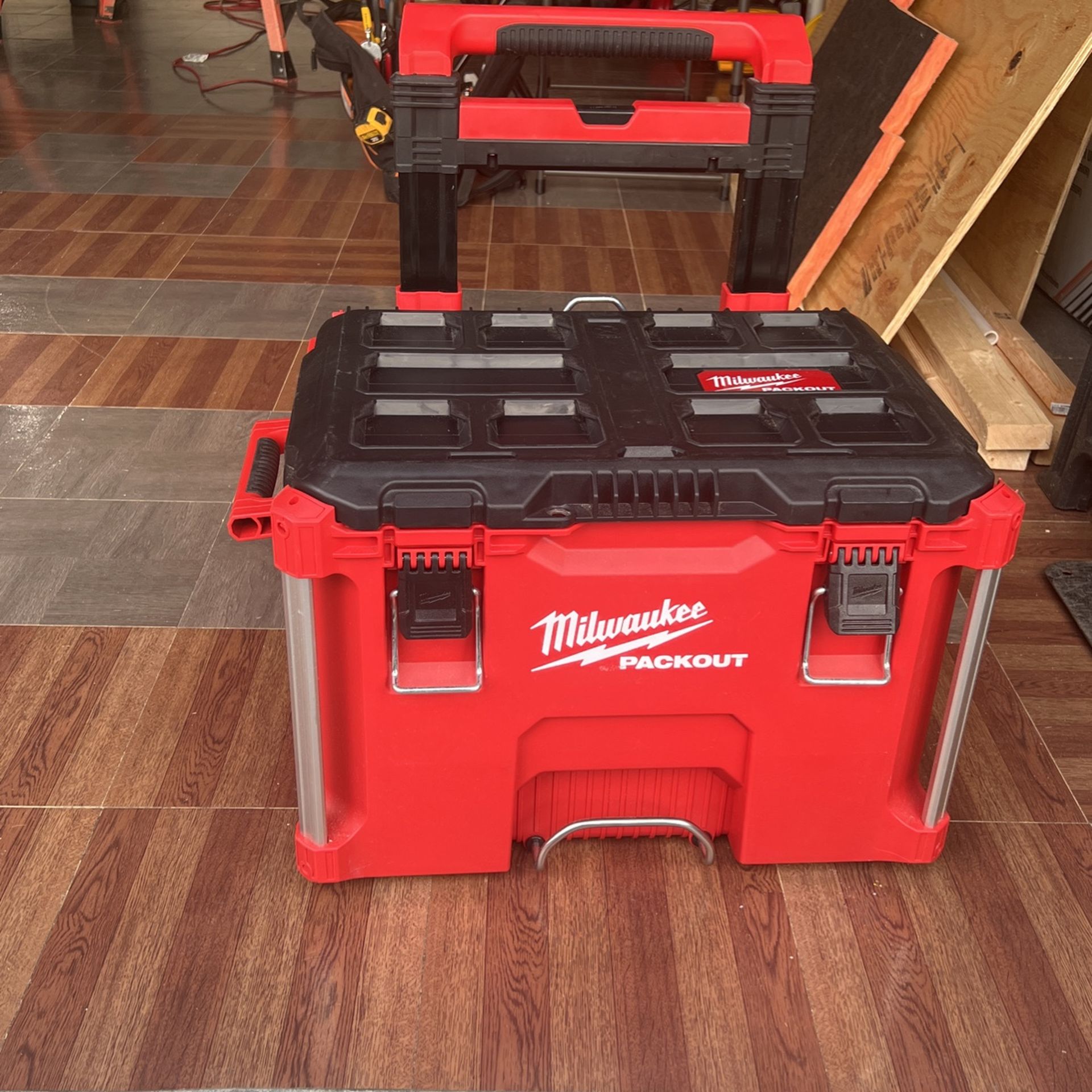 Milwaukee Packout 18.6 in. Rolling Tool Box Black/Red